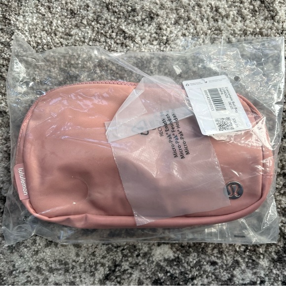 NWT LULULEMON Everywhere Belt Bag - Picture 2 of 2